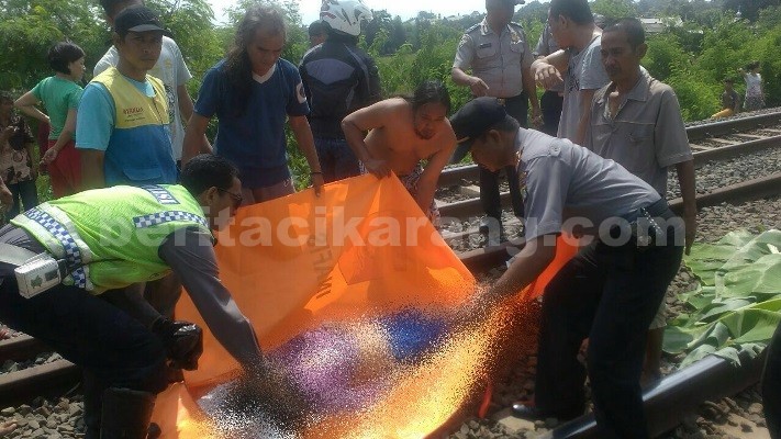 Kepolisian dan warga setempat saat mengevakuasi korban dari lokasi kejadian, Kamis (28/04).