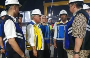 Menteri Pekerjaan Umum dan Perumahan Rakyat (PUPR) Basuki Hadimuljono saat meninjau langsung progres pembangunan fisik Jalan Tol Jakarta-Cikampek Elevated, Rabu (03/10) malam.