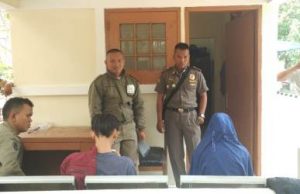 AR (19) dan AS (18) saat diamankan oleh petugas Satpol PP Kabupaten Bekasi, Senin (01/10) siang.