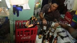 Polsek Setu berhasil menyita puluhan botol Miras (minuman keras) dari sejumlah kios di Desa Ragemanunggal dan Desa Cikaregaman, Kecamatan Setu, Senin (29/08) malam.
