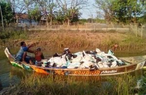 Tumpukan plastik berisi limbah minyak pertamina yang diangkut menggunakan perahu nelayan di Desa Pantai Bahagia. Kecamatan Muaragembong.