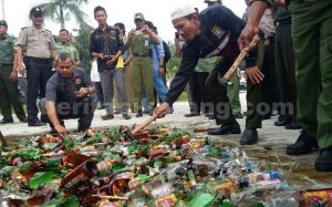 Pemusnahan ratusan botol minuman keras yang dilakukan jajaran Polsek Cikarang Timur, Jum'at (03/06).