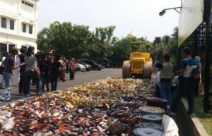 Pemusnahan puluhan ribu botol miras di halaman Mapolres Metro Bekasi, Senin (14/05) pagi.