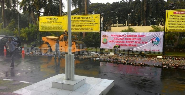 Pemusnaha belasa ribu botol miras yang dilakukan jajaran anggota Polresta Bekasi.