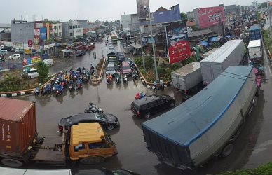 Sejumlah kendaraan bertonase besar tampak memadati arus lalin di simpang SGC - arah Bekasi, Jum'at (23/11). | Foto: ATCS Kab Bekasi