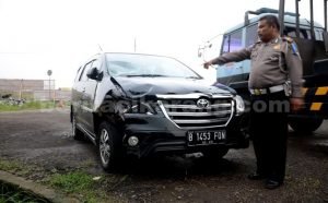 Kepala Unit Kecelakaan Lalu Lintas Polresta Bekasi Kabupaten, Paninondang Marbun saat menunjukkan mobil dinas anggota dewan yang terlibat kecelakaan.