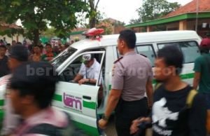Kapolsek Tambun, Kompol Bobby Kusumawardhana saat mengantarkan kepergian jenazah ke RS Polri Kramat Jati, Selasa (03/10) sore.