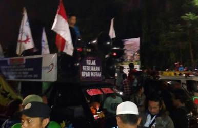 Mobil Komando Serikat Buruh FSPMI saat digunakan di acara Takbir Keliling di pertigaan Jurong – Jl. Raya Industri, Desa Pasir Gombong, Kecamatan Cikarang Utara, Kamis (14/06) malam lalu.