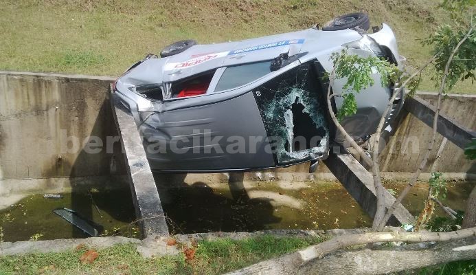 Kondisi Avanza yang tersangkut di atas saluran air (got) berukuran besar di Kawasan KITIC (Kawasan Industri Terpadu Indonesia – China) Desa Nagasari, Kecamatan Serang Baru.