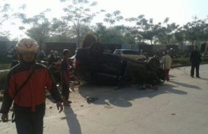 Kondisi mobil sesaat setelah laka lantas terjadi di Jl. Cikarang Baru Raya depan Ruko Thamrin Desa Sertajaya Kecamatan Cikarang Timur, Rabu (09/05) pagi.