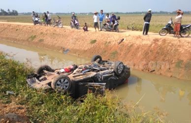 Mobil curian jenis Honda Mobilio saat tercebur dalam kondisi terjungkal ke parit di Kp. Lemahabang, RT 01/05 Desa Karang Mukti, Kecamatan Cikarang Utara, Kamis (02/11) pagi.