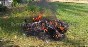 Sepeda motor milik pelaku yang hangus dibakar warga yang tersulut amarah, Jum'at (24/06).