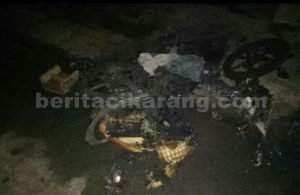 Sepeda motor jenis Honda Supra X 125 dengan nomor polisi B 6604 TRT milik korban Yonanda Sipatuhar (23) yang habis dibakar oleh tersangka RF (25) supir Koasi K-19, Minggu (28/08) malam.