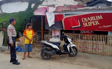 Angota Polsek Muaragembong saat melakukan olah TKP di toko milik HS (51) yang dibobol kawanan perampok pada Selasa (12/10) dinihari.