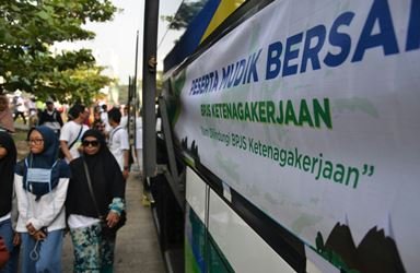 Pemudik asal Kabupaten Bekasi yang akan diberangkatkan dalam mudik bersama BPJS Ketenagakerjaan Cabang Bekasi - Cikarang, Sabtu (09/06) pagi.