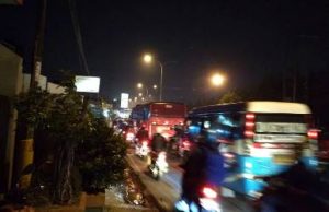 Para pemudik bersepeda motor yang melintas dari arah Jakarta dan sekitarnya terus mengalir memasuki wilayah Kabupaten Bekasi, Jum'at (23/06) dinihari.