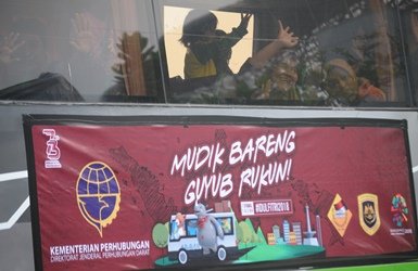 Peserta mudik gratis saat diberangkatkan dari area komplek stadion Wibawa Mukti, Desa Sertajaya Kecamatan Cikarang Timur, Selasa (12/06) pagi.