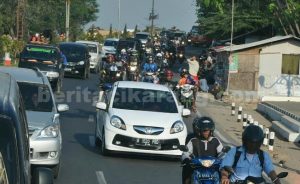 Suasana arus mudik tahun lebaran 2015 di Kedungwaringin, Kabupaten Bekasi.