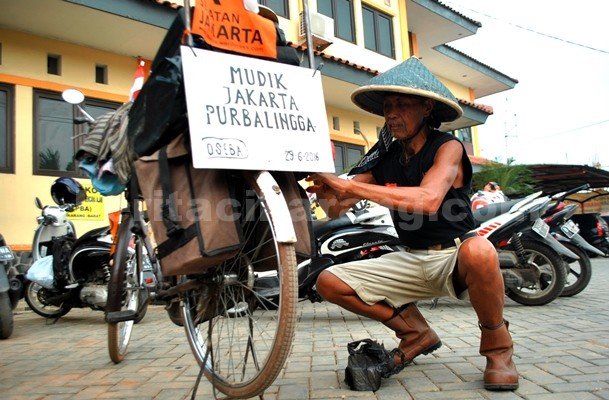 Kasan Miarja (71) saat singgah di gedung kantor Kecamatan Cikarang Barat, Rabu (29/06) siang.