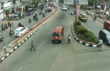 Kondisi lalu lintas di depan terminal Cikarang terpantau ramai lancar baik arah menuju Kota Bekasi maupun Kabupaten Karawang, Kamis (21/06). Foto | ATCS Kabupaten Bekasi.