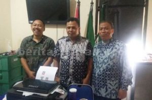 Ketua DPD PAN Kabupaten Bekasi, Muhtadi Muntaha (tengah).