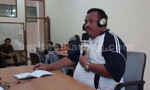 Wakil Ketua DPRD Kabupaten Bekasi, Mustakim saat melakukan dialog dengan stasiun radio swasta di gedung DPRD Kabupaten Bekasi, Selasa (09/08).