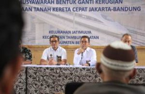 Kepala BPN Kabupaten Bekasi, Deni Santo saat memimpin musyawarah persoalan ganti kerugian lahan bersama warga keluarahan Jatimulya di Gedung PGRI Kecamatan Tambun Selatan, Kamis (17/05).