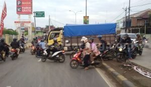 Sejumlah pengendara sepeda motor dan truk nekat naik trotoar karena tidak ingin memutar di tempat yang lebih jauh di di Jl. Urip Sumiharjo, Cikarang Utara.