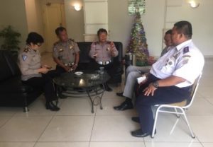 Kepala Unit Pendidikan dan Rekayasa pada Satuan Lalu Lintas Polres Metro Bekasi, Iptu Bambang Sarimanto (tengah) saat menyampaikan sejumlah persoalan lalu lintas kepada petugas Dinas Perhubungan Kabupaten Bekasi disela-sela kegiatan rapat Forum Lalu Lintas yang digelar di salah satu hotel di Cikarang Utara, Selasa (10/12) kemarin.