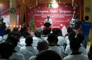 Kepala Lapas Cikarang, Kadek Anton Budiharta saat memberikan sambuatan di acara perayaan natal bersama, Jum'at (07/12) malam.