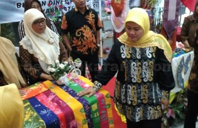 Bupati Bekasi, Neneng Hasanah Yasin saat melihat Batik Bekasi di acara Festival Batik, Kamis (10/08) di Graha Pariwisata, Komplek Stadion Wibawamukti.