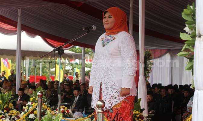 Bupati Bekasi, Neneng Hasanah Yasin menjadi pembina Upacara Hari Jadi Kabupaten Bekasi ke-66 di Plaza Pemkab Bekasi, Senin (15/08)