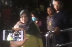 Bupati Bekasi, Neneng Hasanah Yasin saat tiba di gedung KPK, Senin (15/10) malam sekitar pukul 23.25 WIB