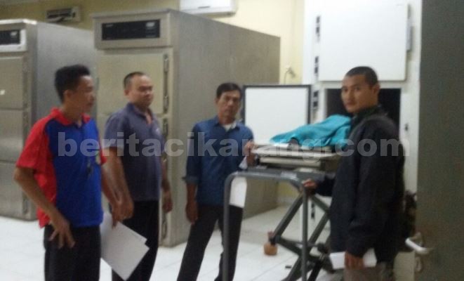 Asep (42) saat mengambil Jenazah adik kandungnya (IH) 17 yang tewas usai babak belur diamuk massa.