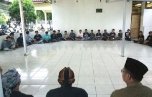 Kegiatan Ngawadang (Ngawangkong Budaya Sorangan) dan buka puasa bersama di Aula Kantor Desa Sukadami, Cikarang Selatan, Sabtu (02/06) kemarin.