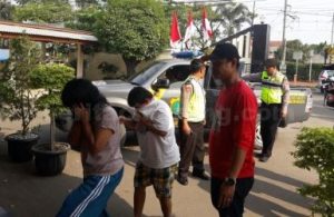 Dua orang ibu rumah tangga berinisial I (35) R (40) saat digelandang petugas ke Polsek Cikarang, Jum'at (04/08).