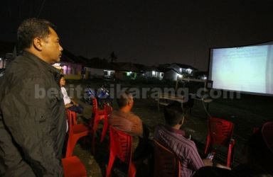 Wakil Ketua DPRD Kabupaten Bekasi, Daris saat ikut berbaur dengan warga di lingkungan tempat tinggalnya yang berada di Desa Mekarmukti, Kecamatan Cikarang Utara, Sabtu (07/10) malam.