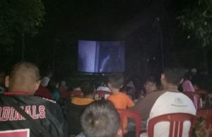 Antusiasme warga Perumahan Graha Asri, Desa Jatireja, Kecamatan Cikarang Timur menyaksikan film ‘Penumpasan Penghianatan G30S/PKI’, Sabtu (23/09) malam.