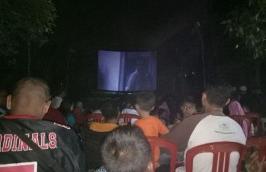 Antusiasme warga Perumahan Graha Asri, Desa Jatireja, Kecamatan Cikarang Timur menyaksikan film ‘Penumpasan Penghianatan G30S/PKI’, Sabtu (23/09) malam.