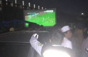 Suporter Timnas U23 saat menyaksikan laga antara Timnas Indonesia U23 melawan Uni Emirat Arab U23 melalui layar raksasa di area Stadion Wibawa Mukti, Jum’at (24/08).