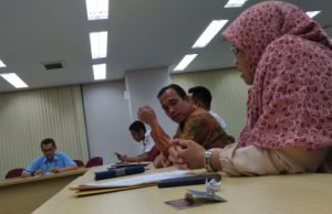 Anggota Komisi IV DPRD Kabupaten Bekasi yang terdiri dari Nurdin Muhidin (Fraksi PAN), Fatmah Hanum (Fraksi PKS) saat melakukan kunjungan lapangan ke PT. Asmo Indonesia dan bertemu dengan Manager HR & GA PT. Asmo Indonesia, Andrika, Rabu (20/03).