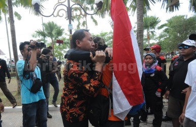 Anggota DPRD Kabupaten Bekasi dari Fraksi PDI Perjuangan, Nyumarno saat menyambut kedatangan Ade Kenzo di halaman gedung DPRD Kabupaten Bekasi, Jum'at (13/10) siang.