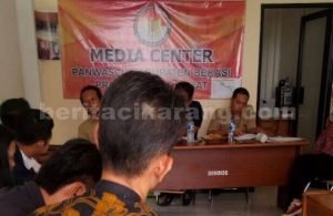 Tim Hukum Obama saat melakukan audiensi dengan Panitia Pengawas Pemilu (Panwaslu) Kabupaten Bekasi, Senin (08/08).