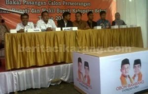 Syarat dukungan yang diserahkan pasangan bakal calon independen, Obon Tabroni dan Bambang Sumaryono ke KPU Kabupaten Bekasi sebagai tahapan untuk mendaftar sebagai pasangan calon independen, Minggu (07/08).