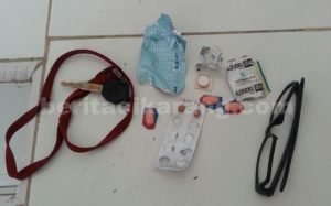 Kacamata serta obat-obatan yang ditemukan di kotak bawah stang sepeda motor korban, Jum'at (01/07) dinihari.