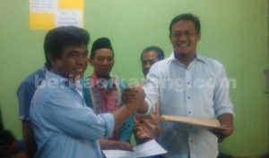 Bambang Wavin saat memberikan dukungan kepada Bakal Calon Bupati dari jalur perseorangan, Obon Tabroni.