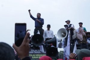 Obon Tabroni saat naik ke mobil komando pada aksi buruh di Senayan hari ini, Rabu (02/10).