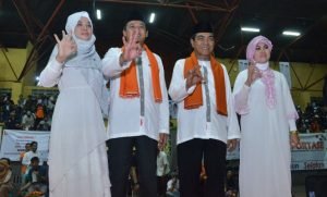 Bakal Calon Bupati Bekasi, Obon Tabroni dan Bakal Calon Wakil Bupati Bekasi, Bambang SUmaryono foto bersama didampingi istri, Selasa (21/06).
