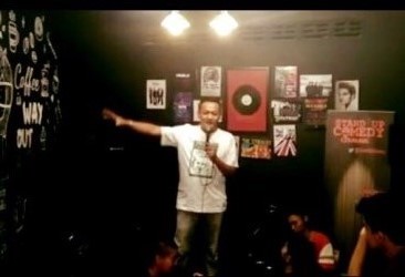 Obon Tabroni saat mengikuti Open Mic Stand Up Cikarang, Sabtu (03/09) malam.