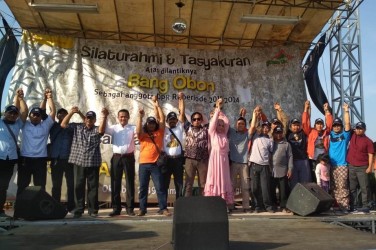 Obon Tabroni saat merangkul perwakilan relawannya di 23 kecamatan pada acara 'Silaturahmi Sobat Obon' di Taman Limo, Desa Jatiwangi, Kecamatan Cikarang Barat, Sabtu (05/10).